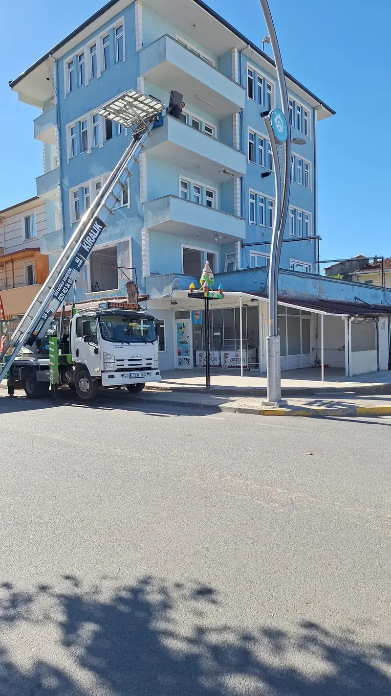 Apartman cephesine kurulmuş OK Nakliyat asansörlü taşıma aracı